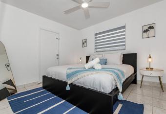 Charming home 12min to the Beach has Balcony rooms