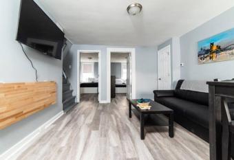 -- AGH Walkable - Free Parking - Washer & Dryer -- allows 18 year olds to book a room