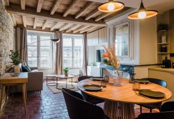 The Baln  o of Terreaux AIL has rooms with a private hot tub