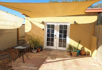 Guesthouse w/ private access and patio allows 18 year olds to book a room