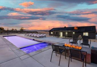 infinite stars house-2acres-PS5-Pool/Spa-EVcharger has rooms with a private hot tub