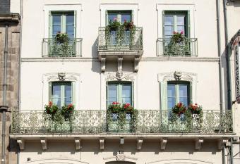 VILLA FLEURY - APPART H  TEL DE STANDING has Balcony rooms