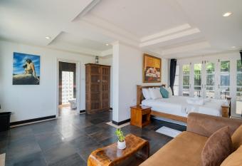 Patong Blue House Panorama View has rooms with a private hot tub