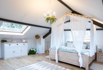 La gazza ladra allows 18 year olds to book a room