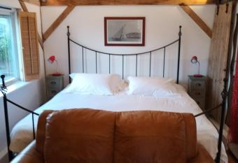 The Music Room - Kingsize Double - Sleeps 2 - Quirky - Rural allows 18 year olds to book a room