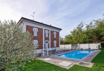 La Villa allows 18 year olds to book a room