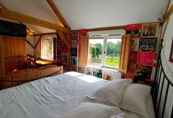 The Music Room - Kingsize Double Oak Studio - Sleeps 2 - Quirky - Rural allows 18 year olds to book a room