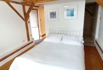 LITTLE OAK - Kingsize Double Oak Studio - Sleeps 2 - Quirky - Rural allows 18 year olds to book a room
