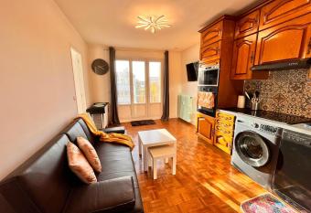 Appartement de 3 chambres avec jardin et wifi a Villejuif has Balcony rooms