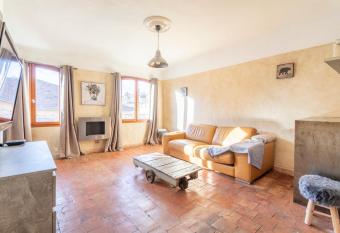 Authentique Appartement Aixois allows 18 year olds to book a room