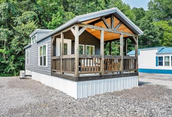 5 Cozy Casita Lux Tiny House  Firepit  5 Mins To Downtown Guntersville has Balcony rooms