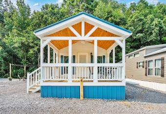 4 Heron Haus  Luxury Tiny House  Pet Friendly  Mins to Downtown Guntersville allows 18 year olds to book a room