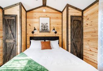 3 Bearly Working Luxury Tiny House Firepit Mins to Lake Guntersville allows 18 year olds to book a room