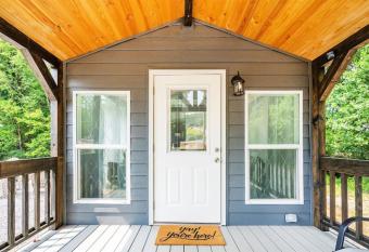 Luxury Tiny House Mins to Lake, Downtown Guntersville Boat Parking has Balcony rooms