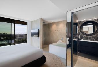 Hotel SB Win 4 Sup has rooms with a private hot tub