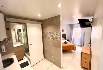 Apartamentos con ba  o privado frente al metro L5 Barcelona-Hospitalet allows 18 year olds to book a room