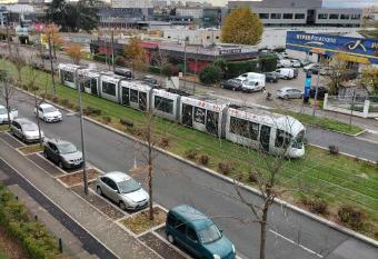 Jolie appartement proche tramway has Balcony rooms