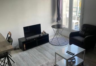 Appartement cosy en plein centre-ville has Balcony rooms