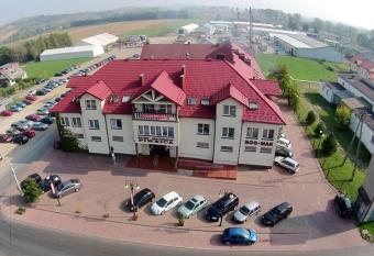 Zajazd Bog-Mar allows 18 year olds to book a room