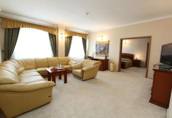 Hotel Janusz has rooms with a private hot tub