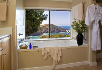 Scp Mendocino Coast Lodge has rooms with a private hot tub
