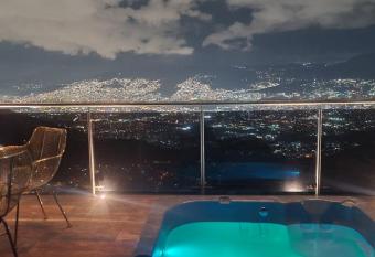 La casa en el aire has rooms with a private hot tub