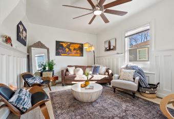 Midtown Flight Deck: 2br Gem has Balcony rooms