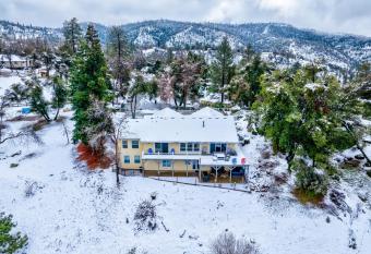 Yosemite dream : KING Bed 2 Kitchen & 2 Living 17 has rooms with a private hot tub