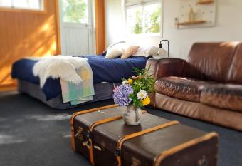 The Old Classroom Reikorangi has Balcony rooms