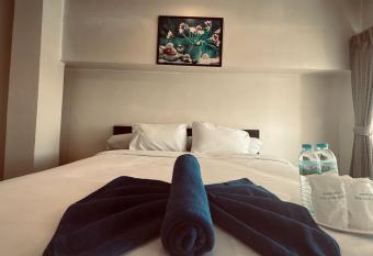                                                                                                          Navanakorn Aomsin hotel near shopping mall,snooker and club has Balcony rooms