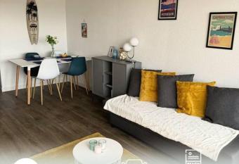 Cozy apartment with balcony 1 minute from the sea / Appartement T2 cosy avec balcon    1 min de l oc  an has Balcony rooms