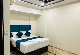 Hotel Classio Inn - Near Kokilaben Hospital, Andheri West Mumbai has Smoking rooms