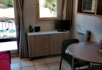 Le petit soleil has Smoking/Balcony rooms