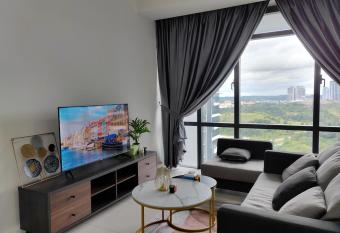 Legoland Medini Puteri Harbour 4PAX C15 has rooms with a private hot tub