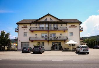 MOTEL POPAS TALMACIU has Balcony rooms