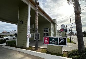 HomeTowne Studios by Red Roof Yuba City Bonanza - Marysville has rooms with a private hot tub