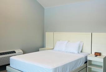 EXPLORE: Munising Alger Falls has Balcony rooms