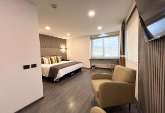 HUNICO HOTEL has rooms with a private hot tub