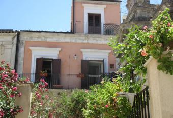 La Casa Rosa has Balcony rooms