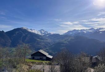 LE MOULIN DE NAVETTE -La Roue allows 18 year olds to book a room