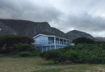 Rustic Beach House has Balcony rooms