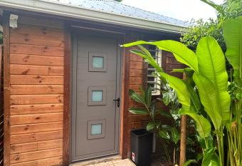 Joli bungalow fleuri allows 18 year olds to book a room