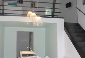 Mas de l Aire has rooms with a private hot tub