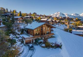 Chalet Vansamis, breathtakinng views & sauna has Balcony rooms