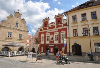 Apartm  ny T  bor allows 18 year olds to book a room