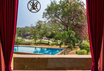 LEO COMFORTS RIVER SIDE has Balcony rooms