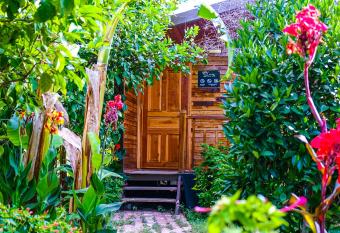 Lemon Garden Lodge has Balcony rooms