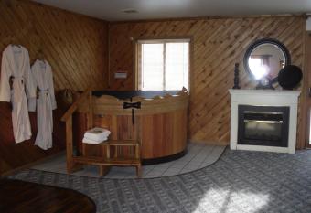 Village Inn on the Lake has rooms with a private hot tub