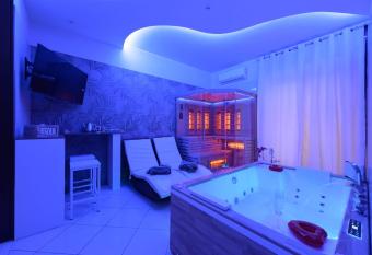 La MaGia Relax has rooms with a private hot tub