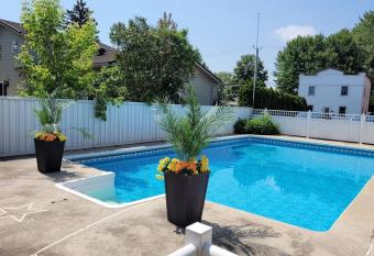 PRIVATE POOL AND BACKYARD * BBQ * 6 BEDS * 5 MIN. FROM MTL has Balcony rooms